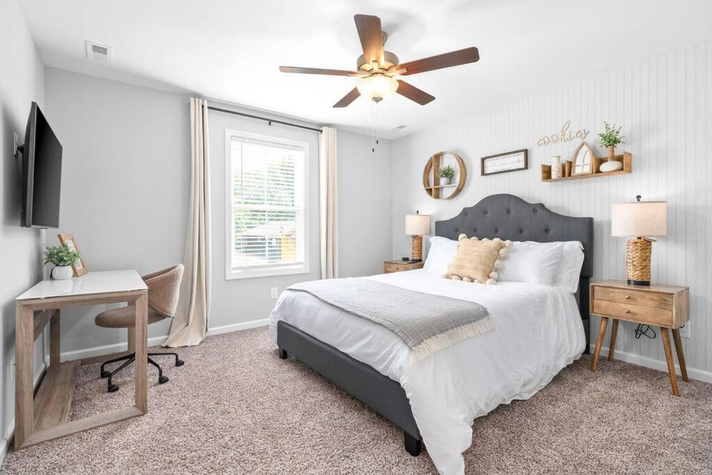 One-Of-A-Kind Smart, Cookie Themed Home For Up To 6 Clarksville Zewnętrze zdjęcie