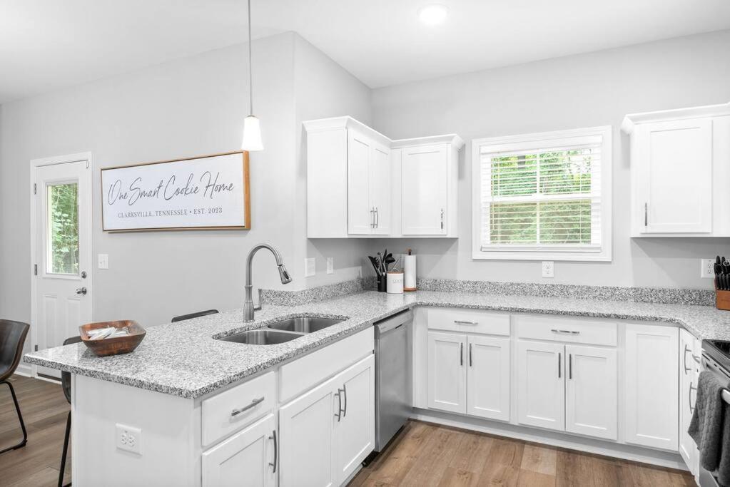 One-Of-A-Kind Smart, Cookie Themed Home For Up To 6 Clarksville Zewnętrze zdjęcie