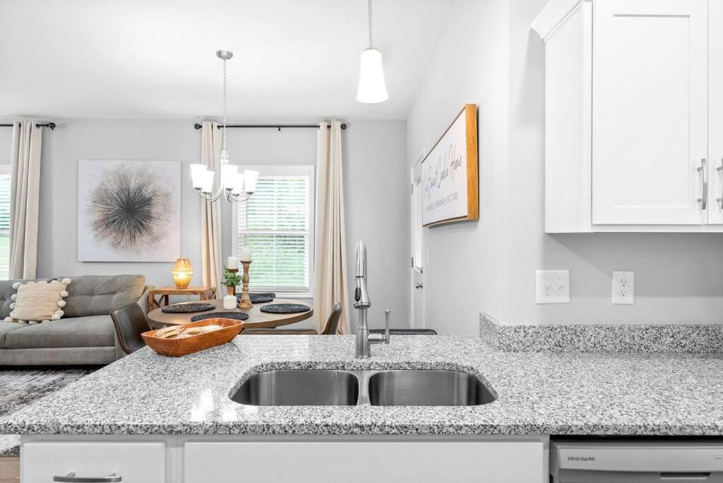 One-Of-A-Kind Smart, Cookie Themed Home For Up To 6 Clarksville Zewnętrze zdjęcie